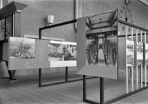 839969 Afbeelding van de tentoonstelling ter gelegenheid van het 50-jarig bestaan van de spoorlijn Rotterdam Hofplein - ...